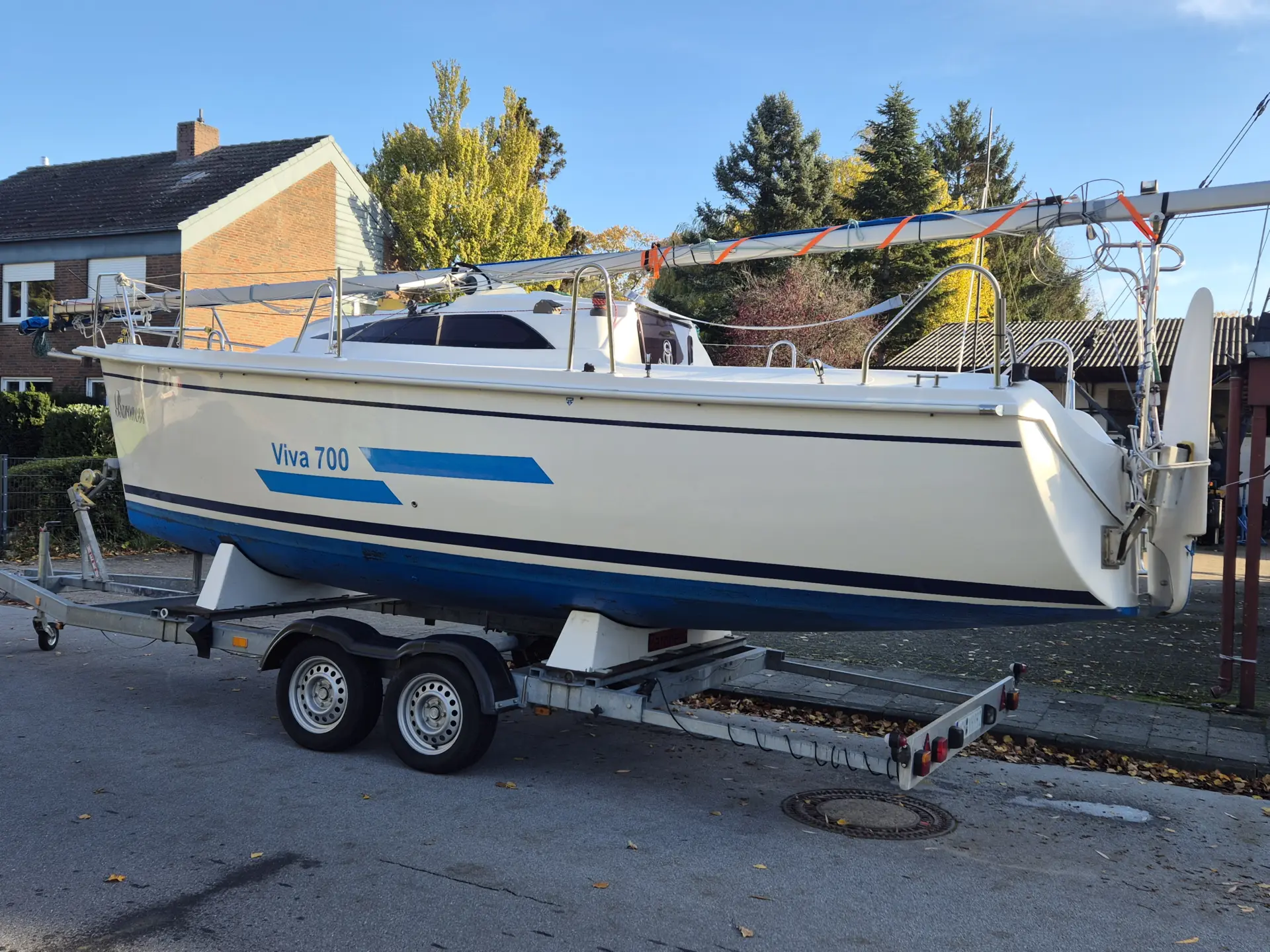 Viva 700 Segelboot Seitenansicht – Schwertboot mit Trailer und Zubehör