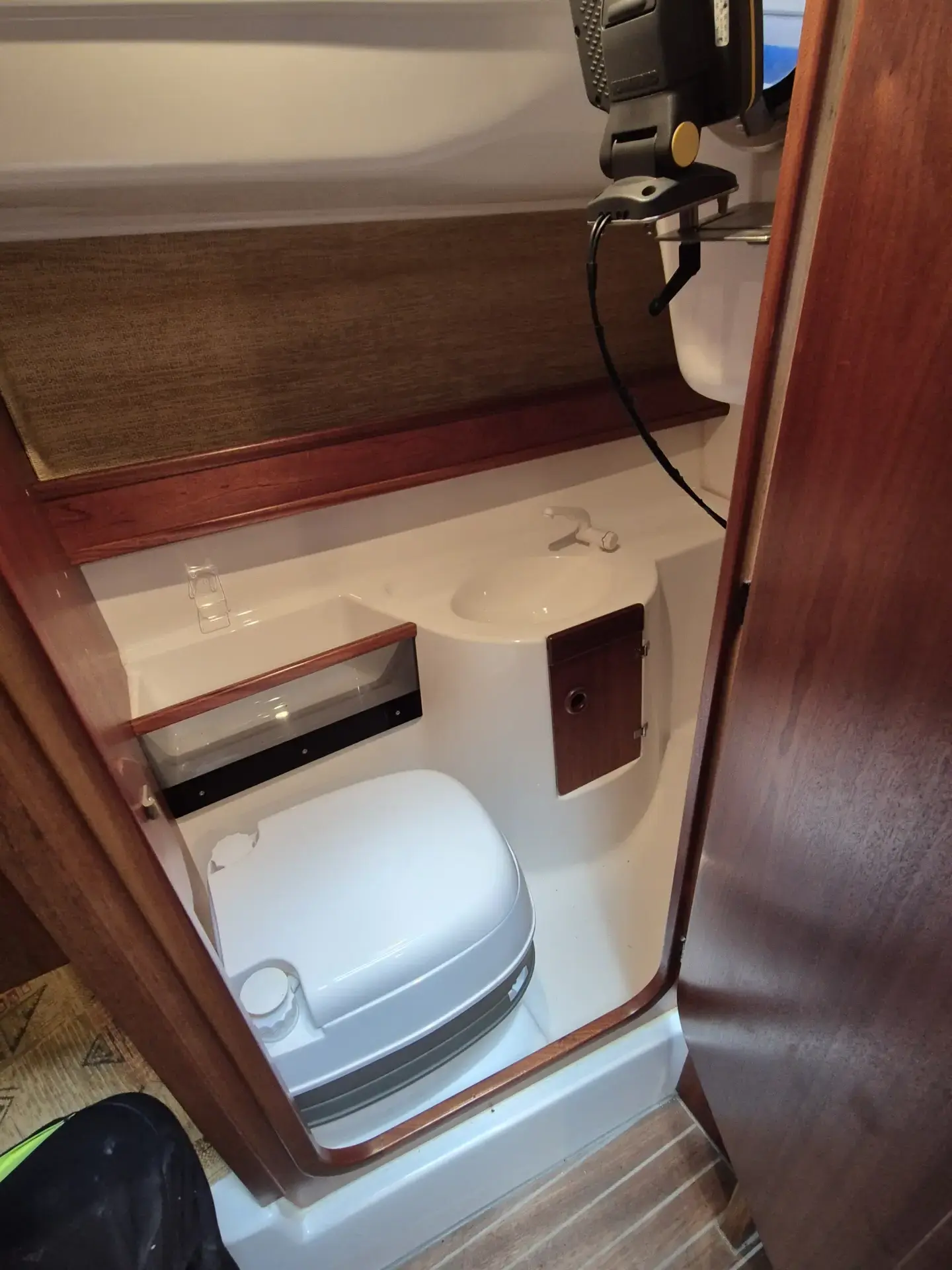 Separater WC-Raum der Viva 700 mit Waschbecken und Porta Potti