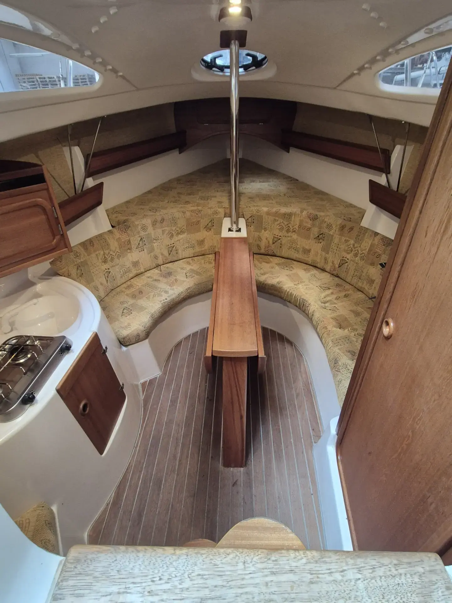 Innenansicht der Viva 700 mit Mahagoni-Ausbau, Pantry und Rundsitzgruppe