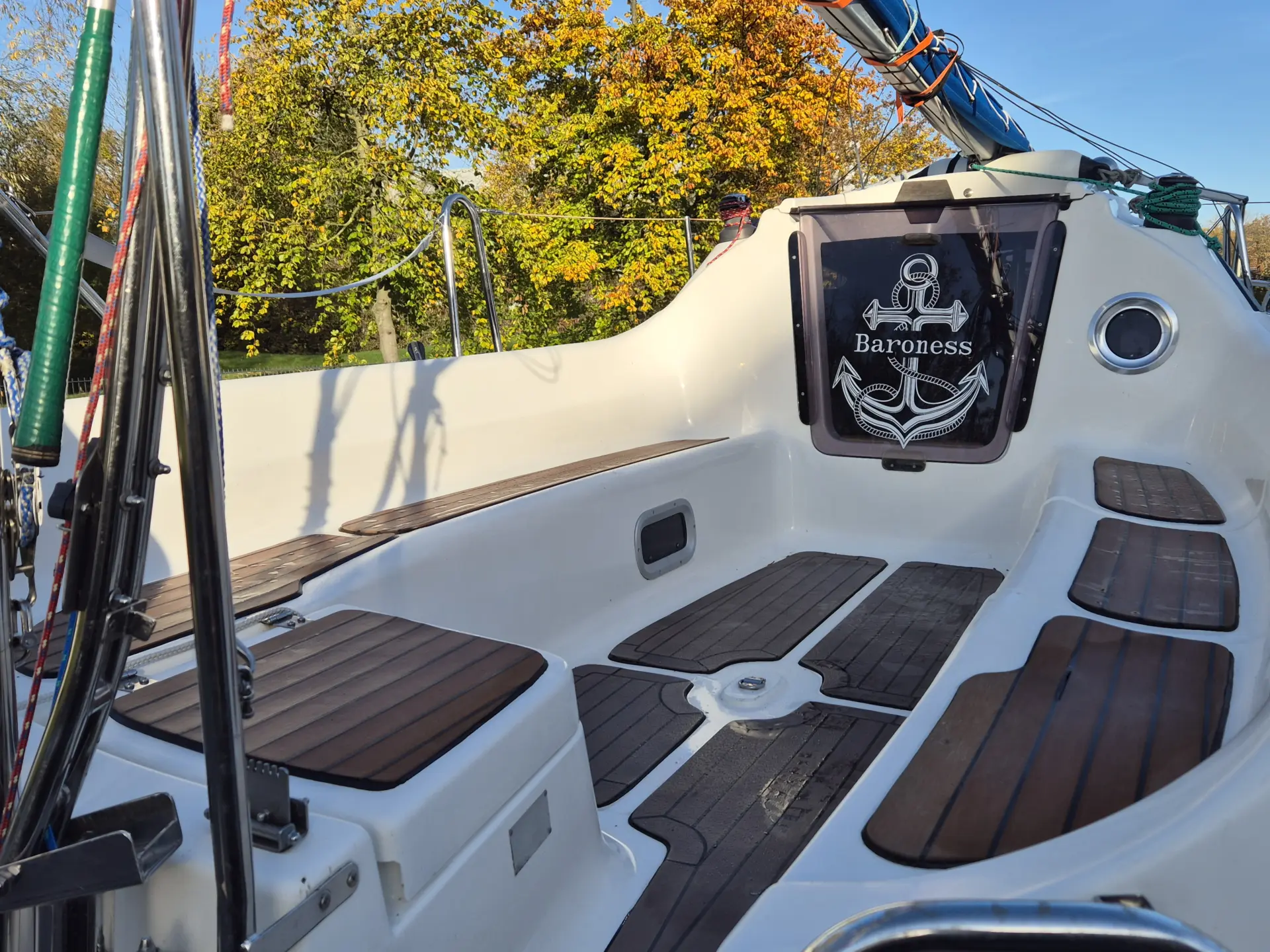 Cockpit der Viva 700 mit Flexitek-Beplankung und geöffneter Badeleiter