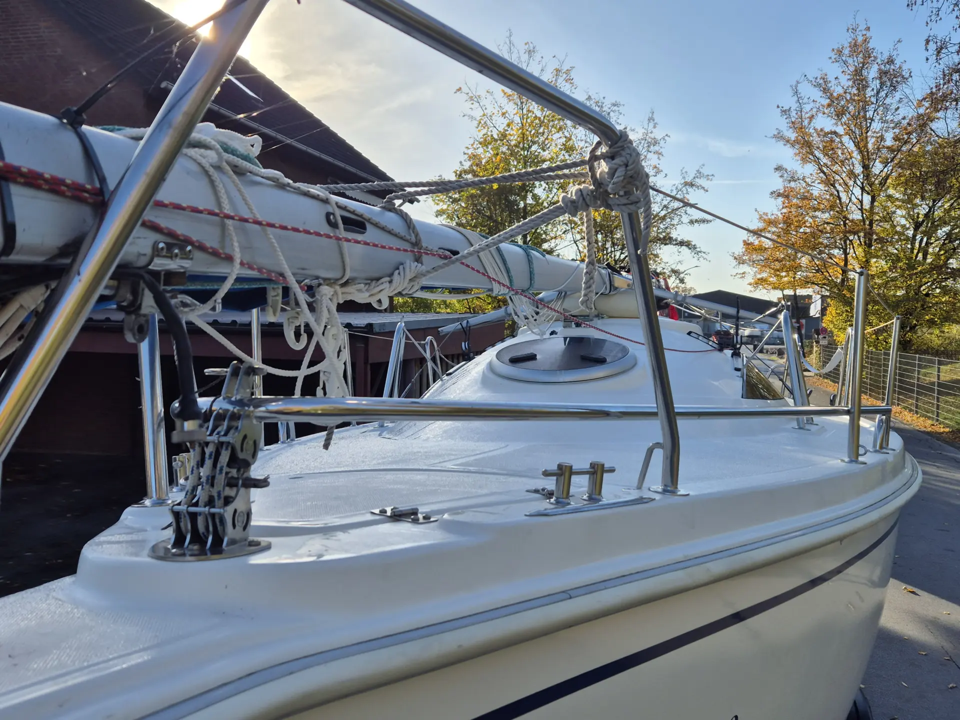 Segelboot Viva 700 Vorschiff mit Bugspriet und Rollanlage auf dem Trailer