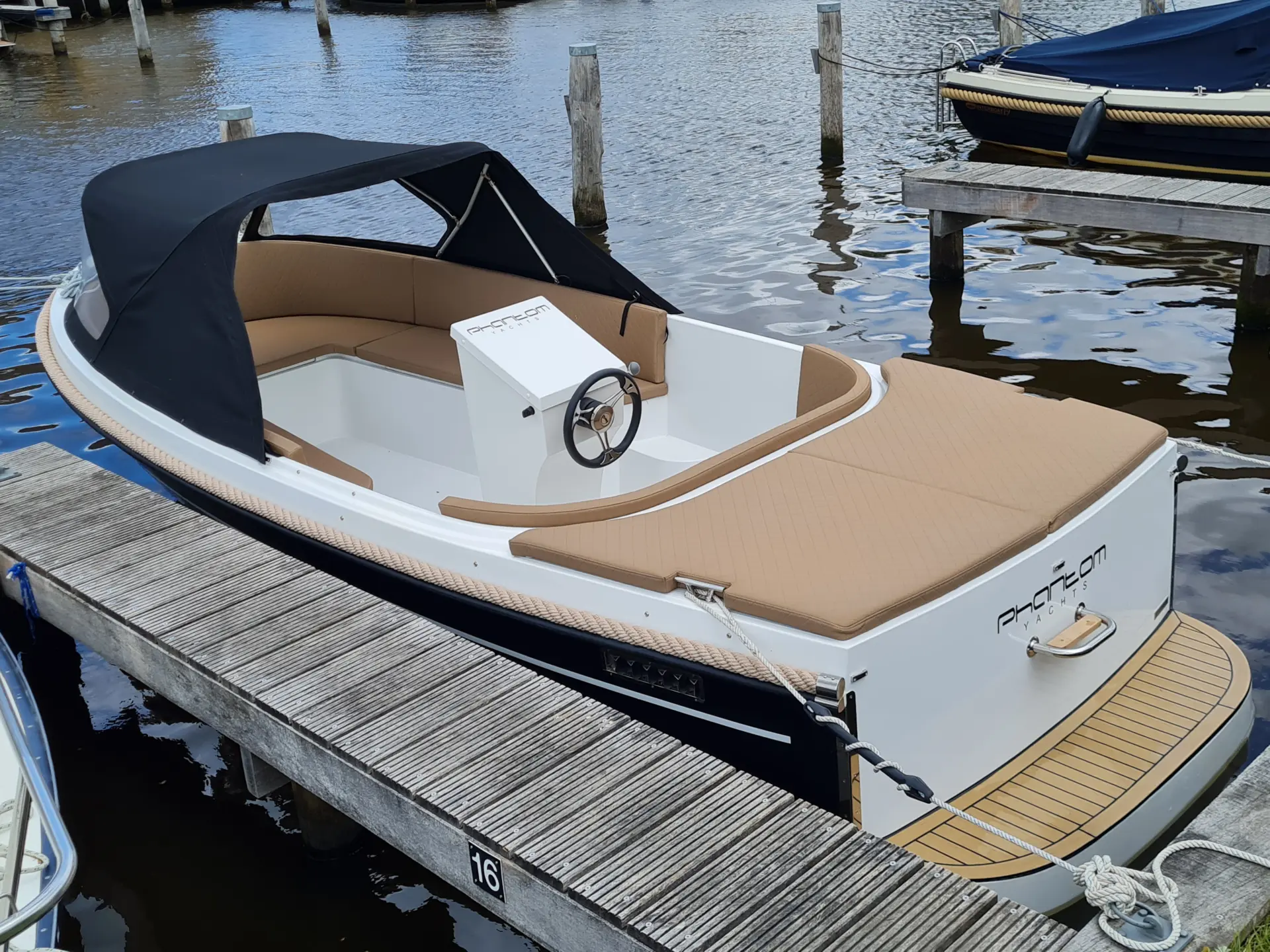 Sundeck auf dem Motorschacht der Phantom 570 Cruise mit Teak-Badeplattform