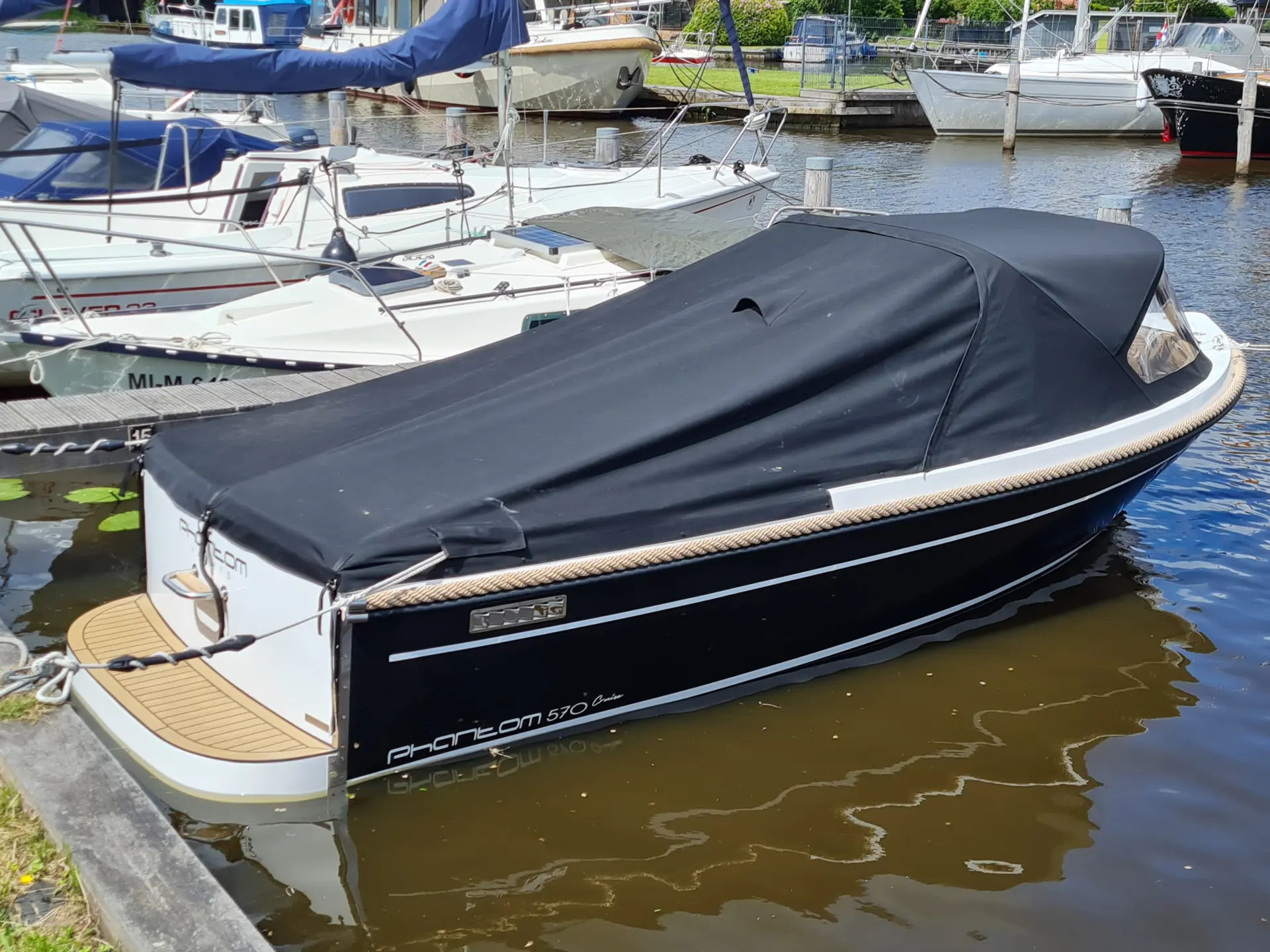 Phantom 570 Cruise mit geschlossener Persenning – Motorboot im Wasser