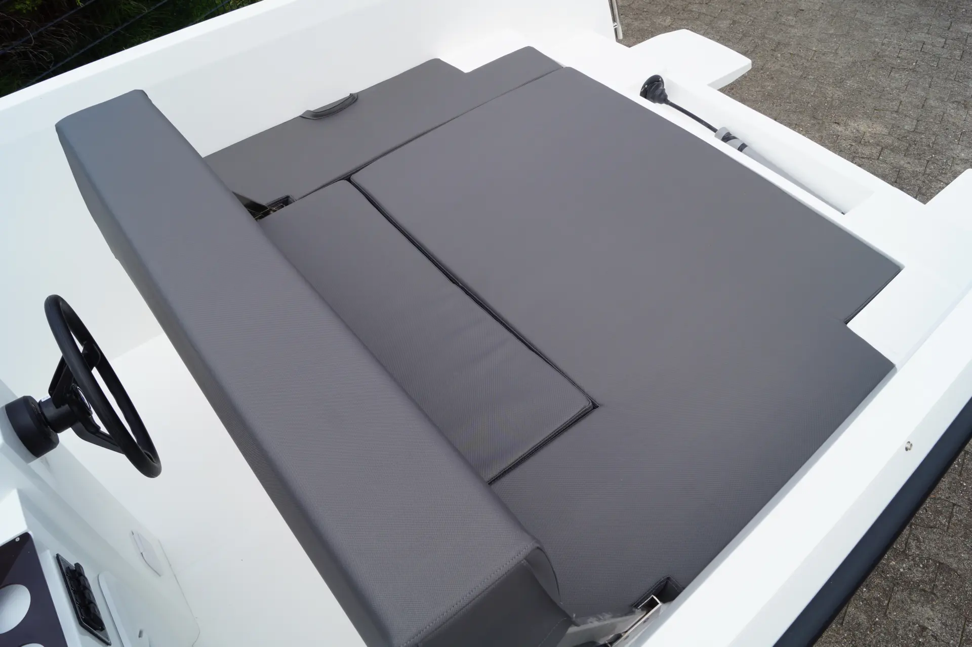 Rücksitzbank der Phantom 570 als großes Sonnendeck umgebaut