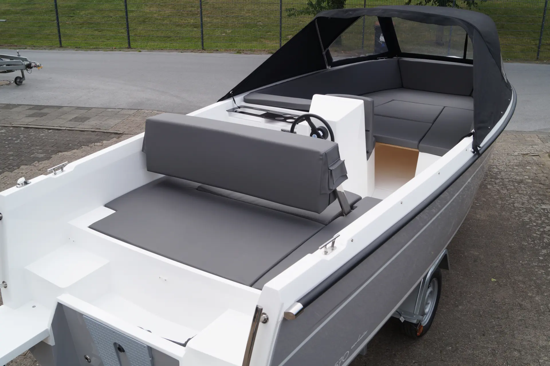 Steuerstand mit Sitz und Becherhalter auf der Phantom 570 Exclusive