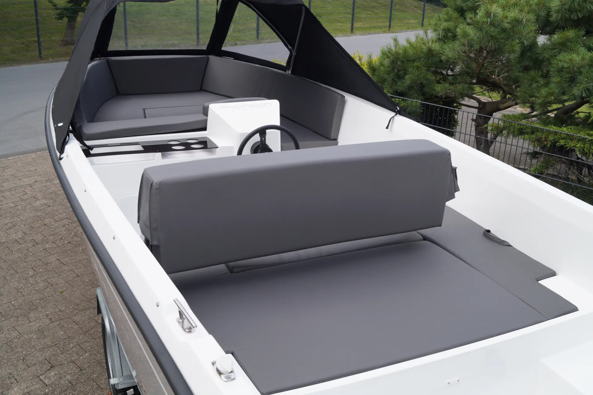Phantom 570 Exclusive mit breiter Badeplattform und modernem Heckdesign