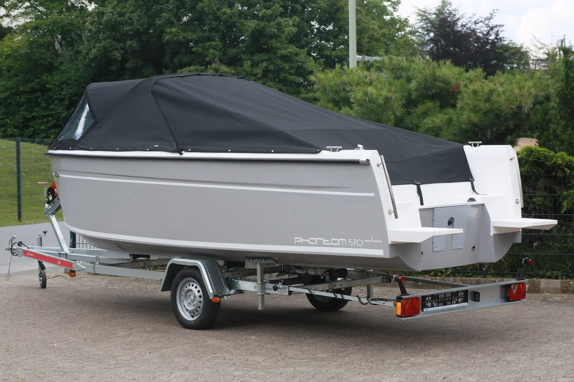 Phantom 570 Exclusive von hinten – Heckansicht des Motorboots auf Trailer