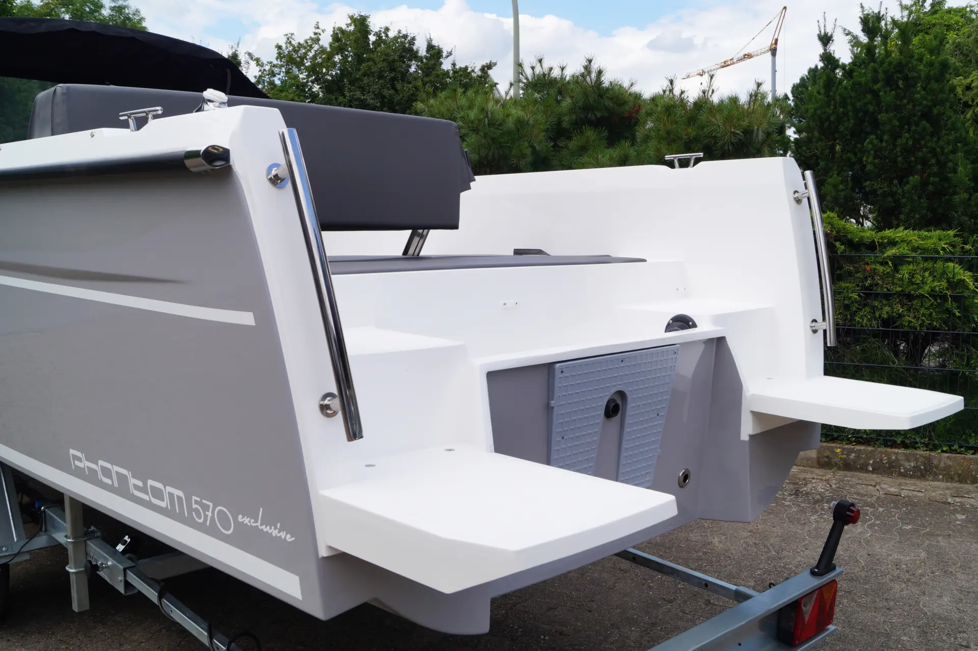 Seitliche Ansicht auf die Badeplattform und Edelstahlgriffe