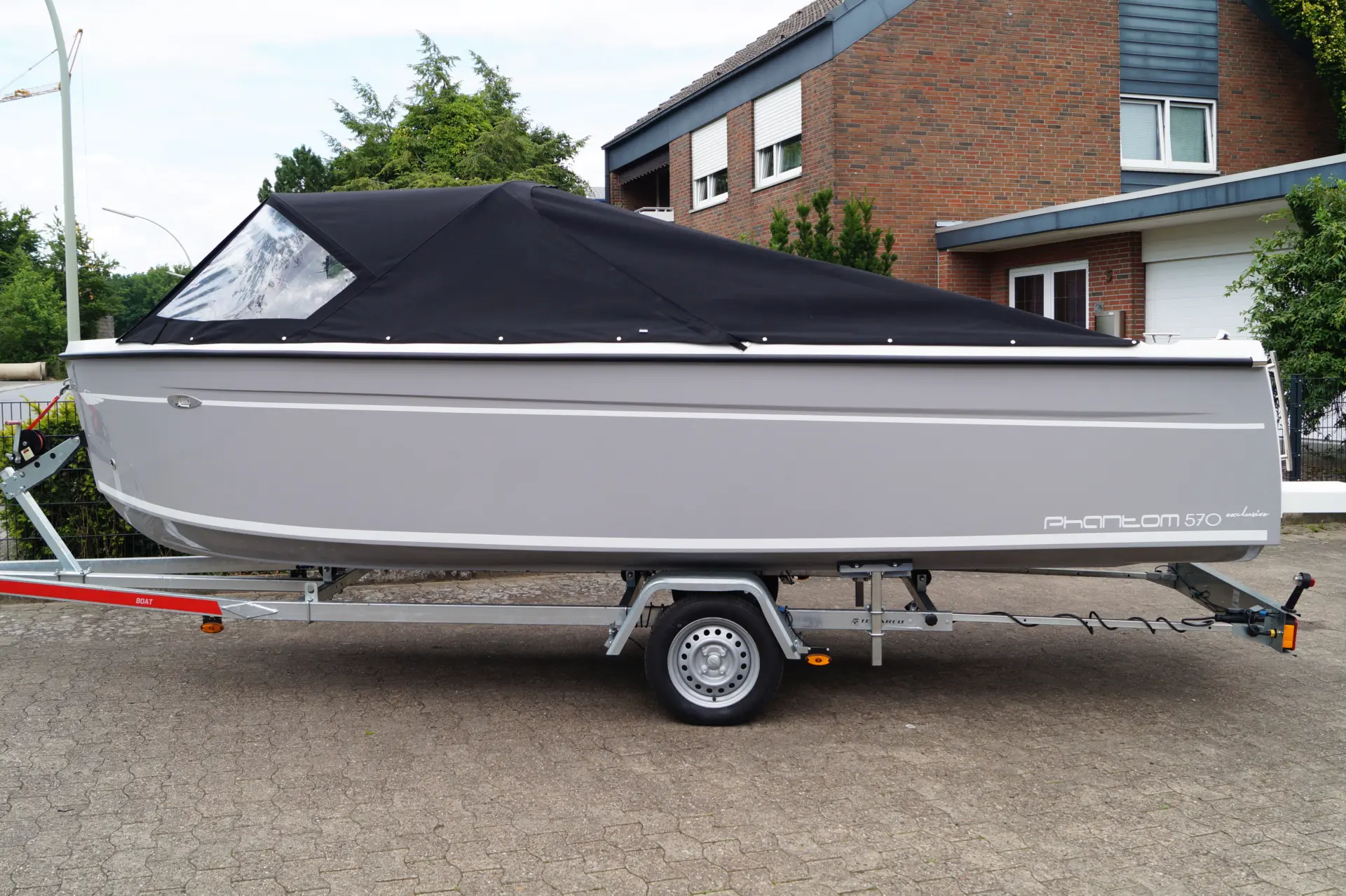 Motorboot Phantom 570 Exclusive mit geschlossenem Verdeck auf Trailer