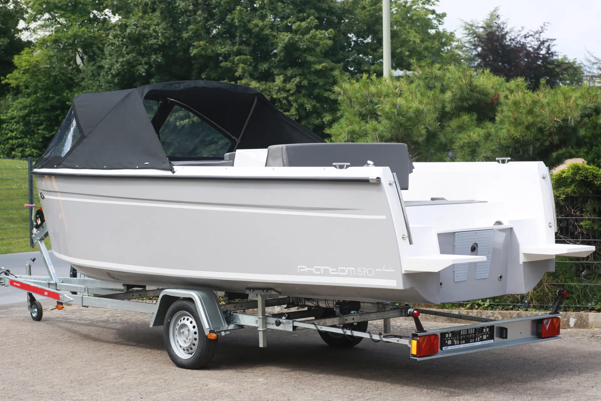 Die Phantom 570 Exclusive präsentiert sich hier mit geschlossenem Verdeck in der Heckansicht. Die klare Formsprache und das cleane Grau unterstreichen den exklusiven Charakter dieses Modells.