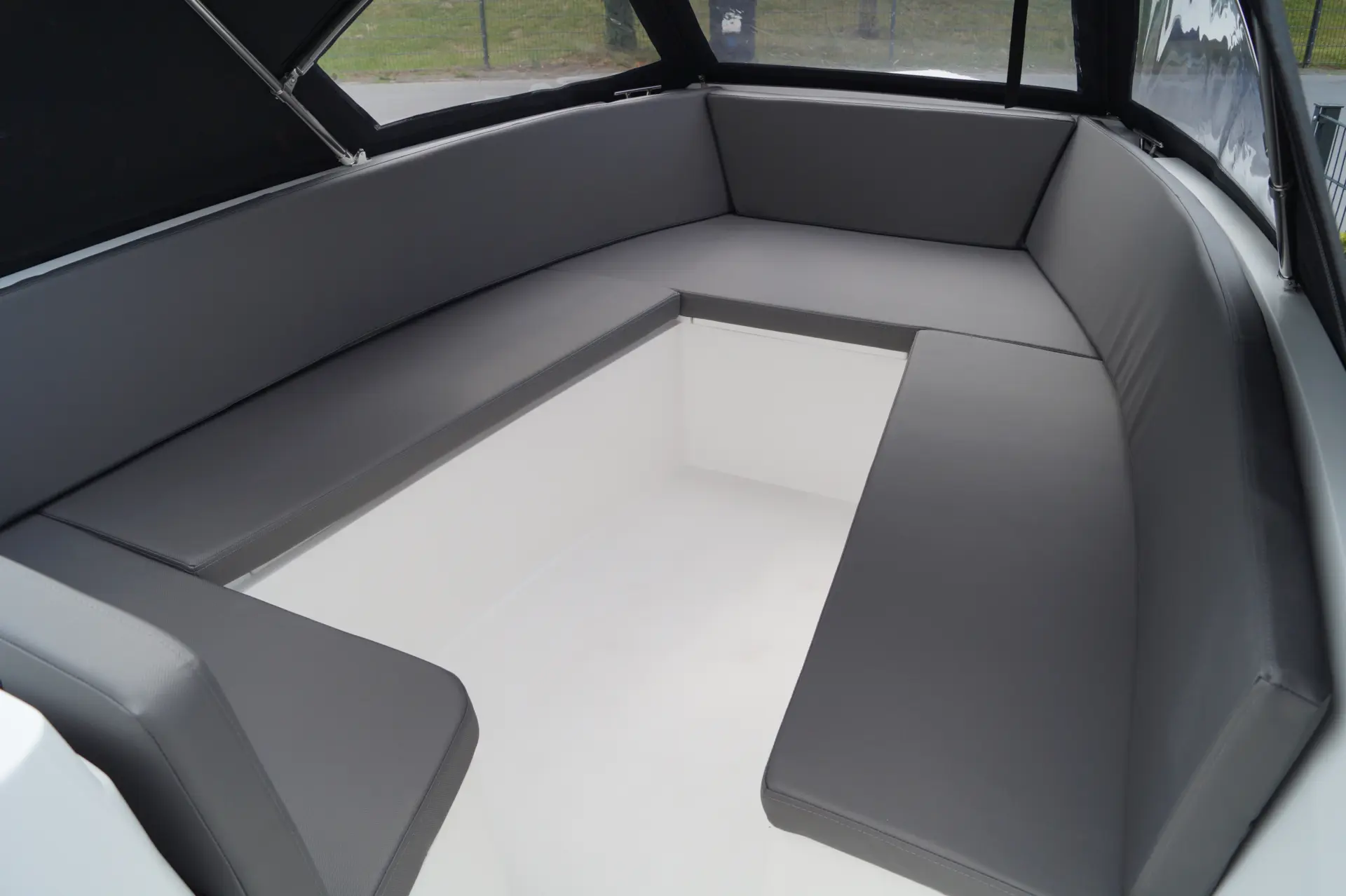 Komfortable Rundsitzgruppe mit viel Stauraum darunter