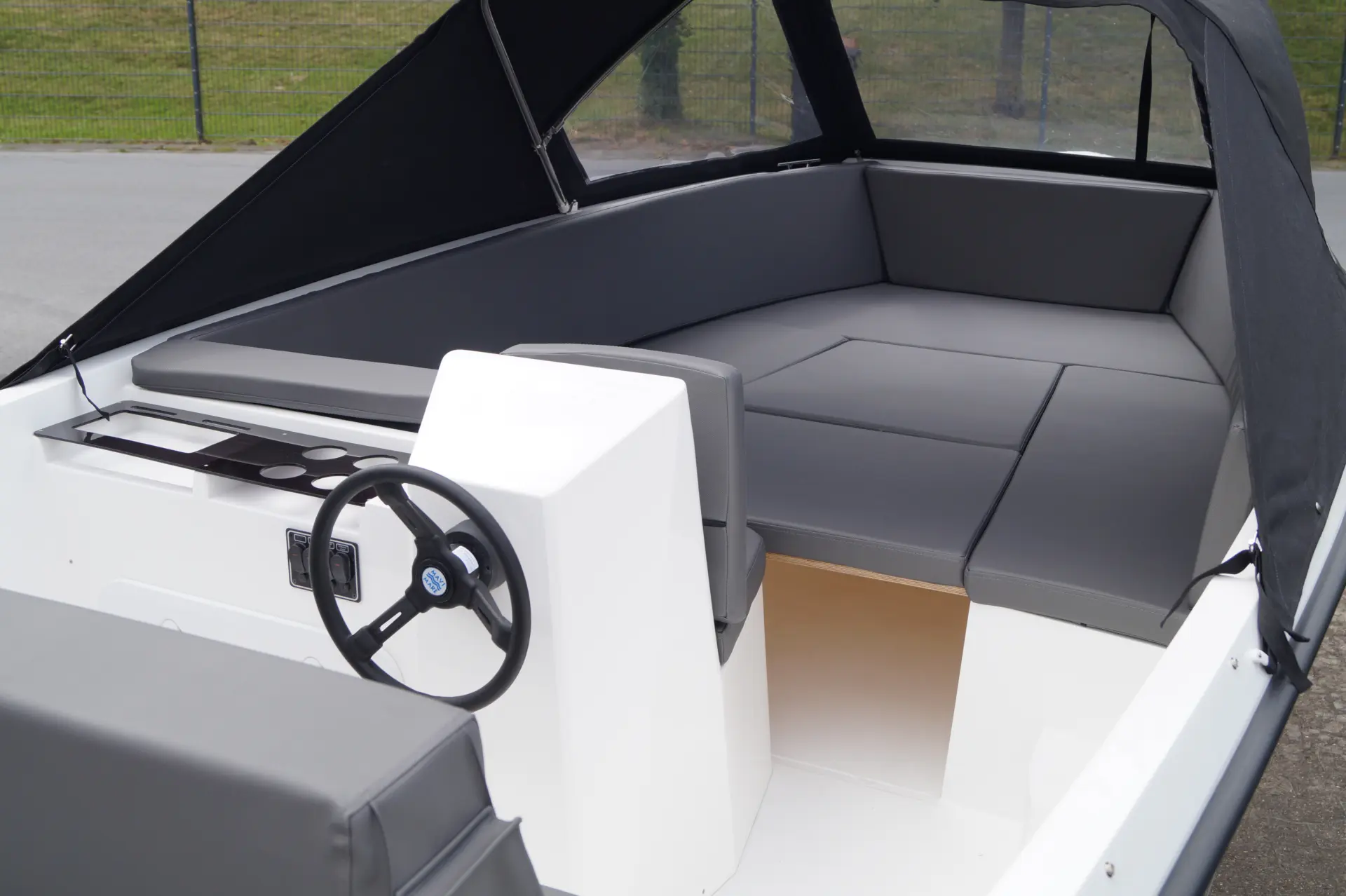 Komplette Innenansicht Phantom 570 Exclusive mit Sitzgruppe und Steuerstand