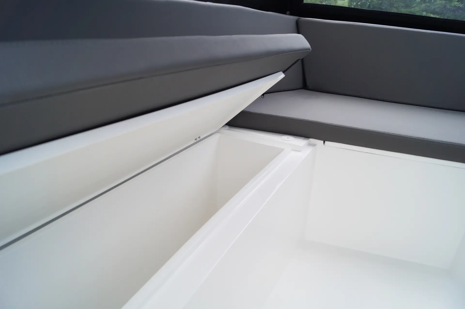 Auch unter der Liegefläche im Bug viel Platz für Zubehör