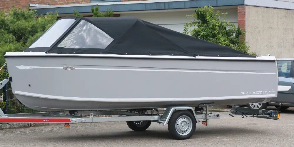 Kompakt und transportbereit – mit Sprayhood & Persenning