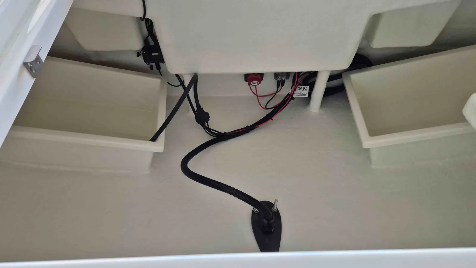 Integrierte Batteriefächer für ePropulsion Spirit Akkus in der Neptun 220 DC mit Verkabelung
