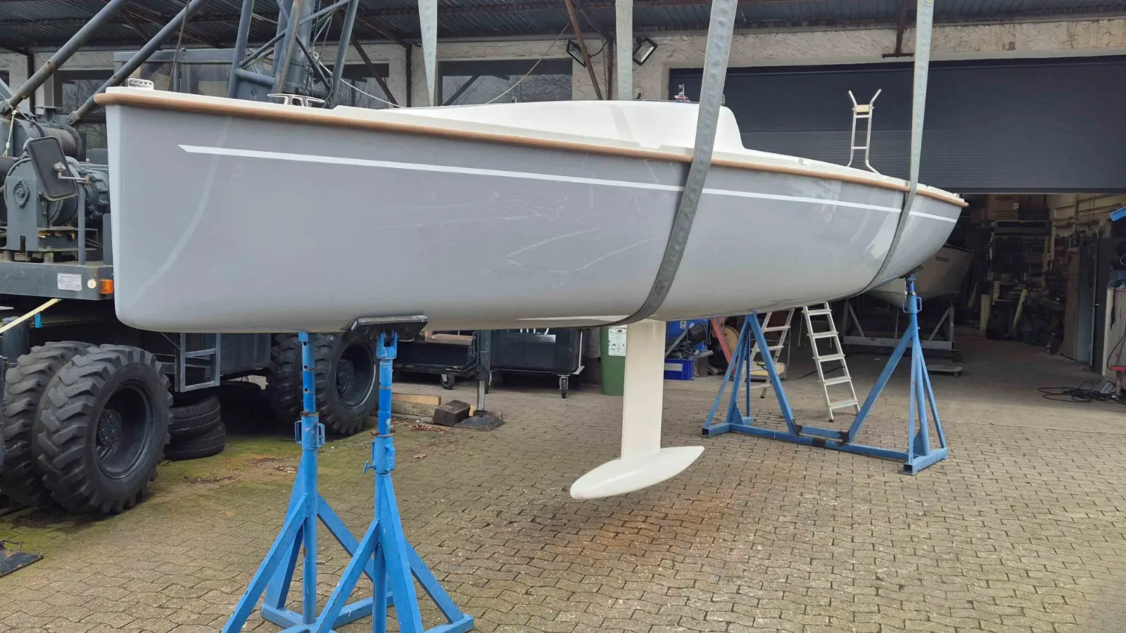 Neptun 220 DC Segelboot mit Hubkiel aufgebockt in der Werft von Neptun Yachten