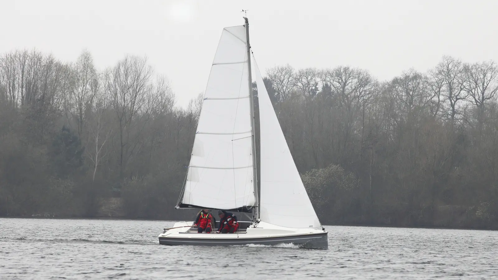 Neptun 220 DC Segelboot unter Segel auf Binnenrevier