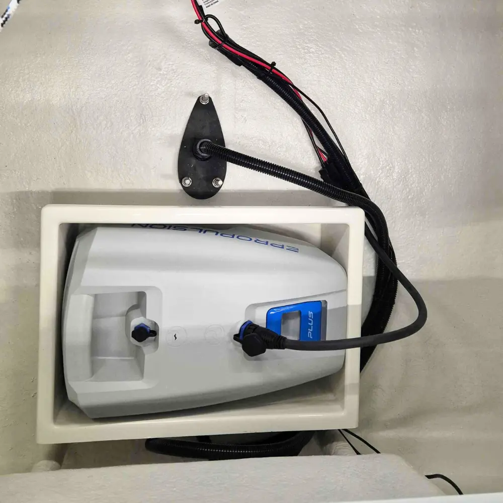 Integriertes Batteriefach für ePropulsion Spirit Batterie in der Neptun 220 DC
