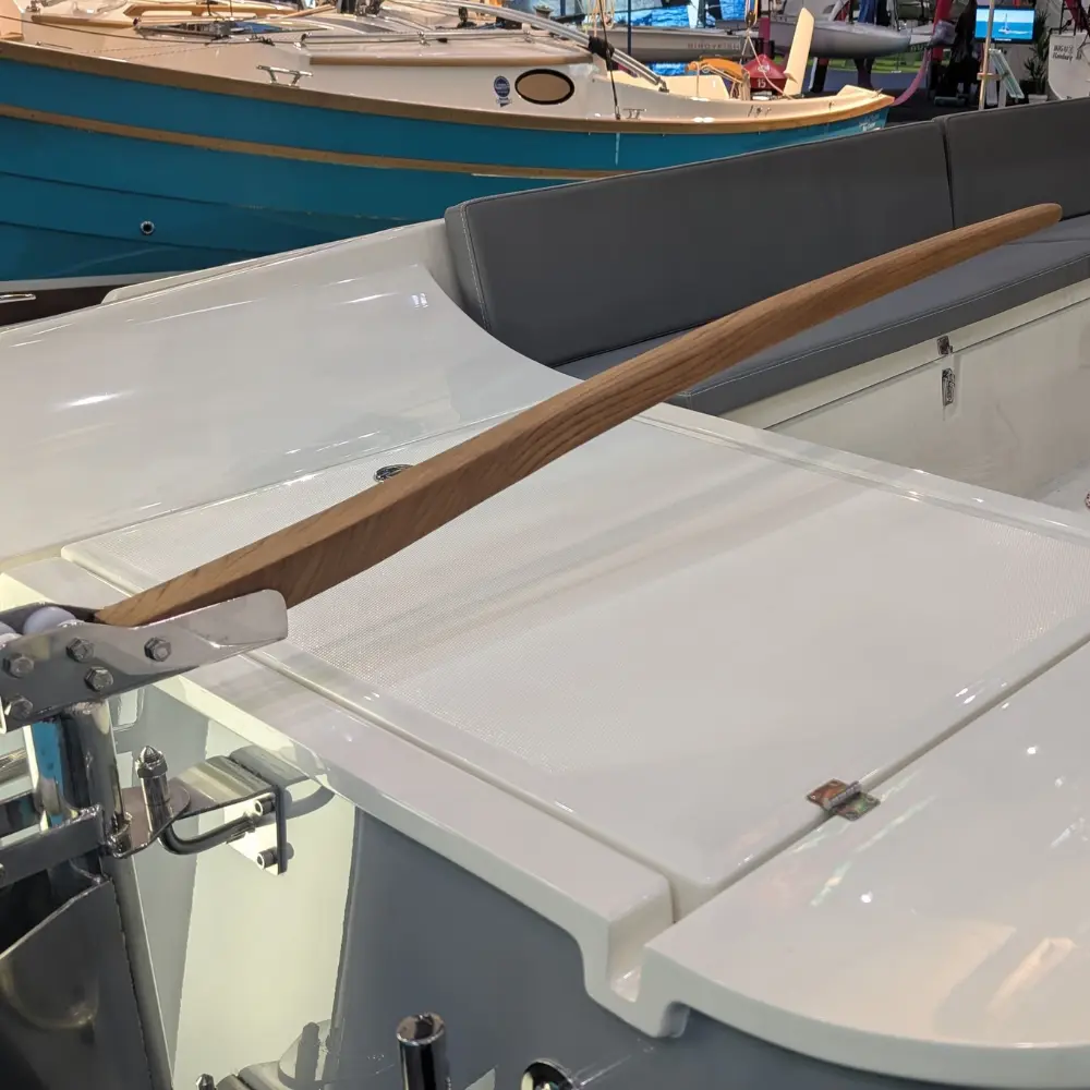 Cockpit der Neptun 220 DC mit Holzpinne und Sitzbank im Detail