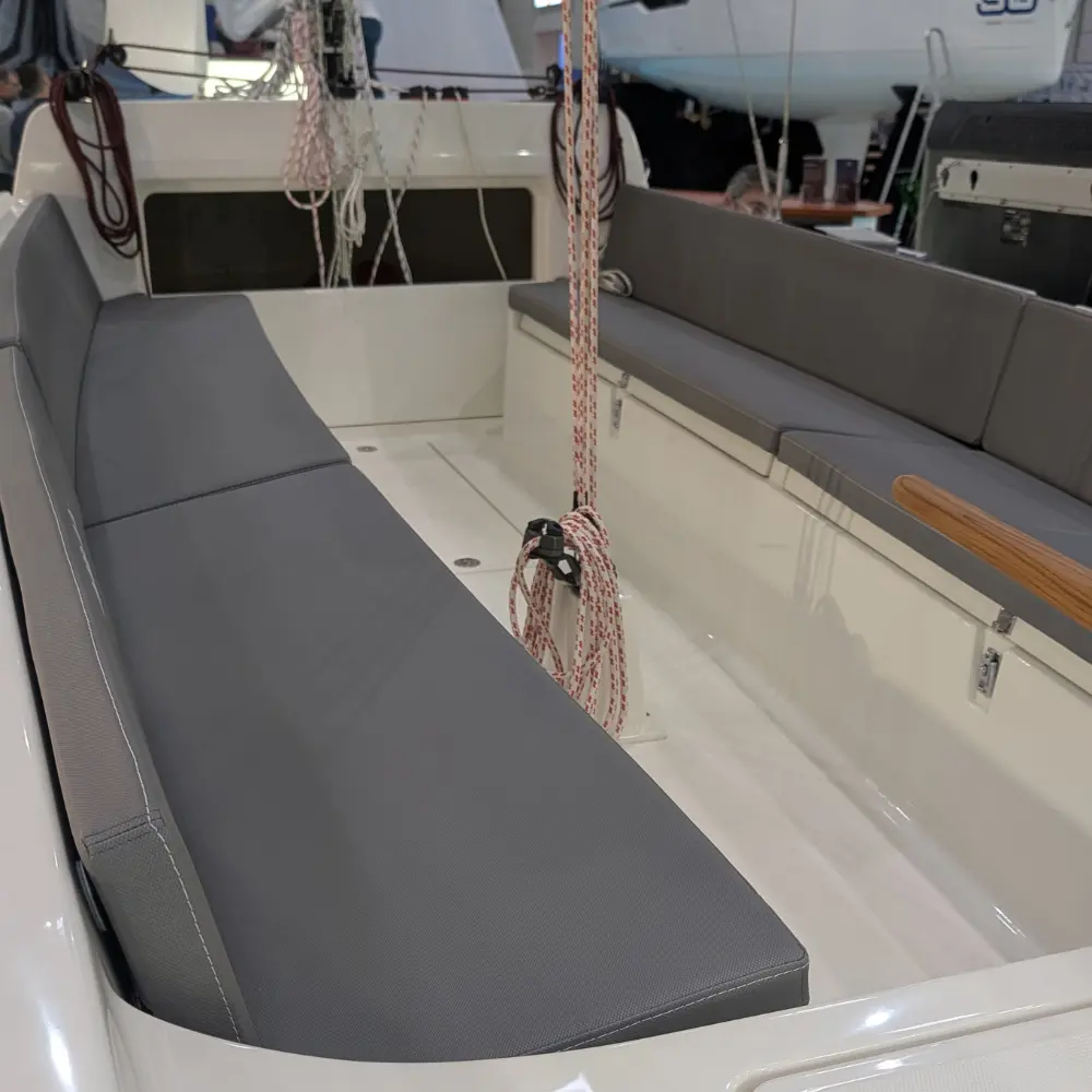 Cockpit der Neptun 220 DC mit Sitzflächen und Stauraum in der Übersicht