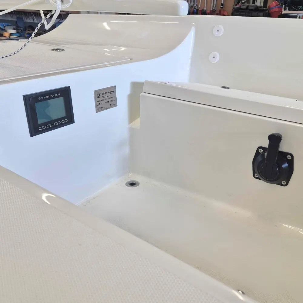 Bedieneinheit des Elektroantriebs im Cockpit der Neptun 220 DC