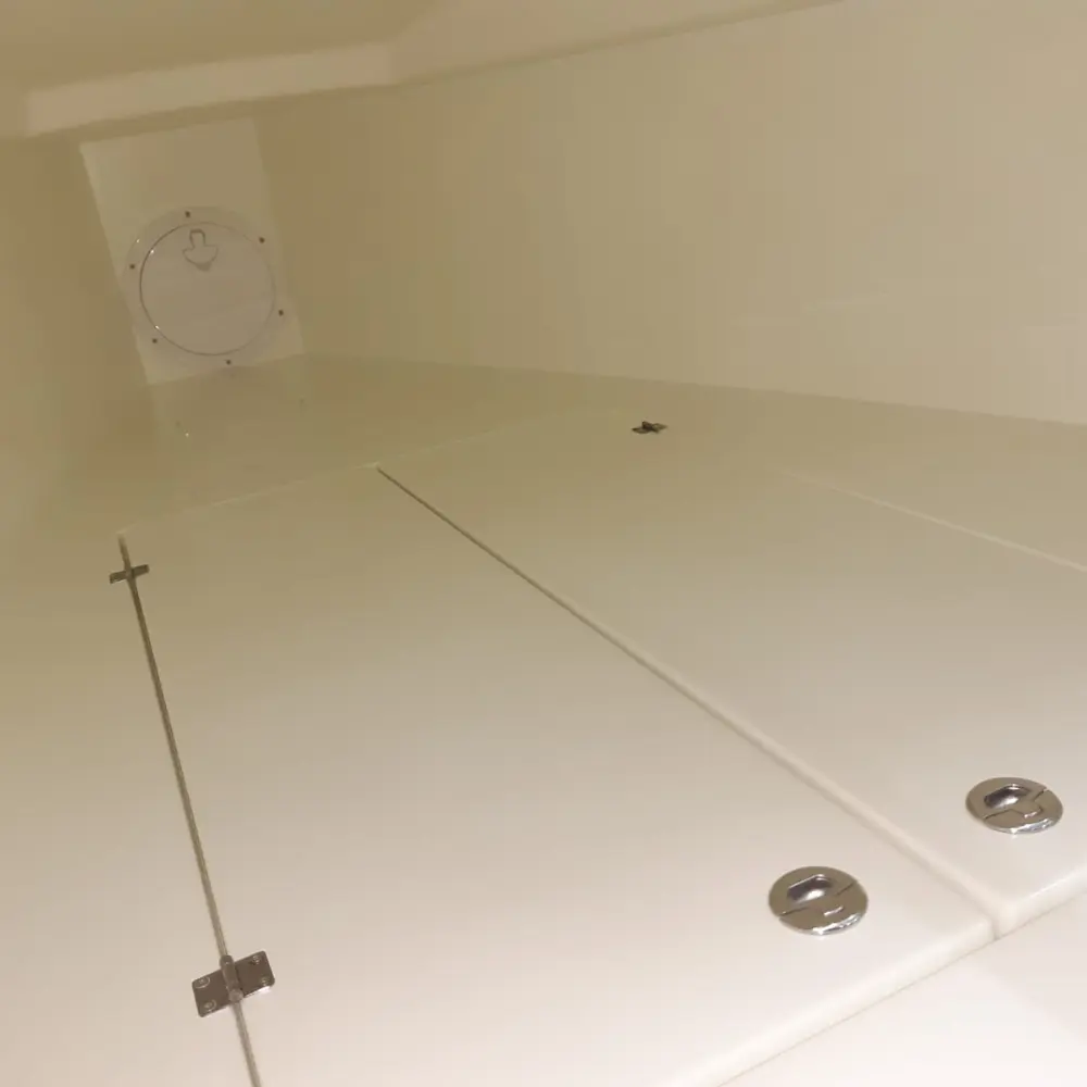 Innenraum der Neptun 220 DC mit Stauraum im Vorschiff