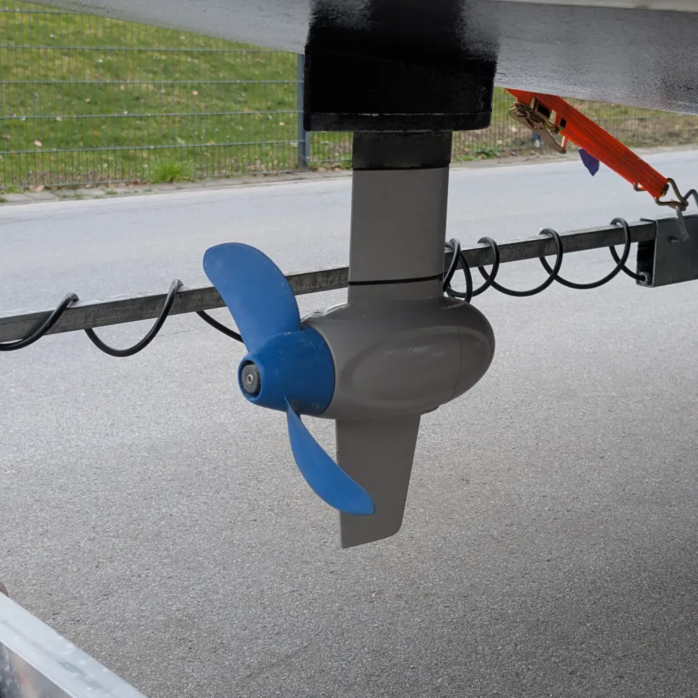 POD Elektroantrieb der Neptun 220 DC mit Propeller unter dem Rumpf montiert