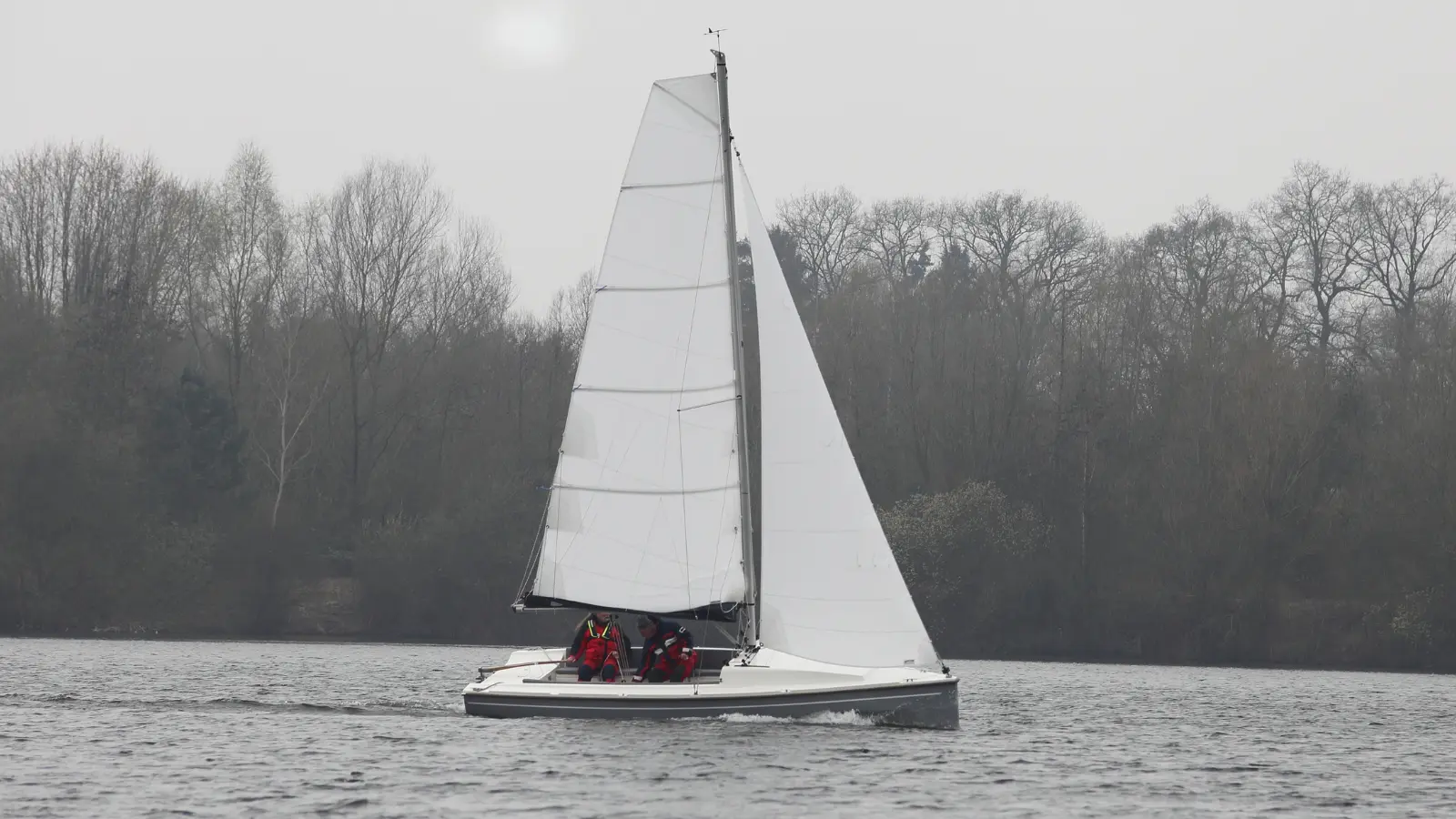 Neptun 220 DC Segelboot auf Binnengewässer beim Segeln – offener Daysailer aus GFK-Handlaminat