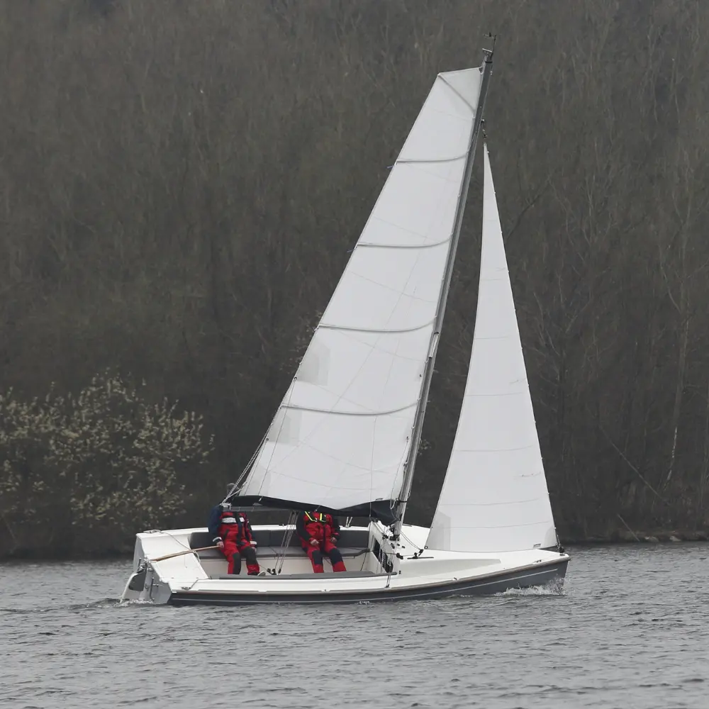 Segelboot Neptun 220 DC unter Segel in Fahrt mit leichter Krängung auf Binnengewässer