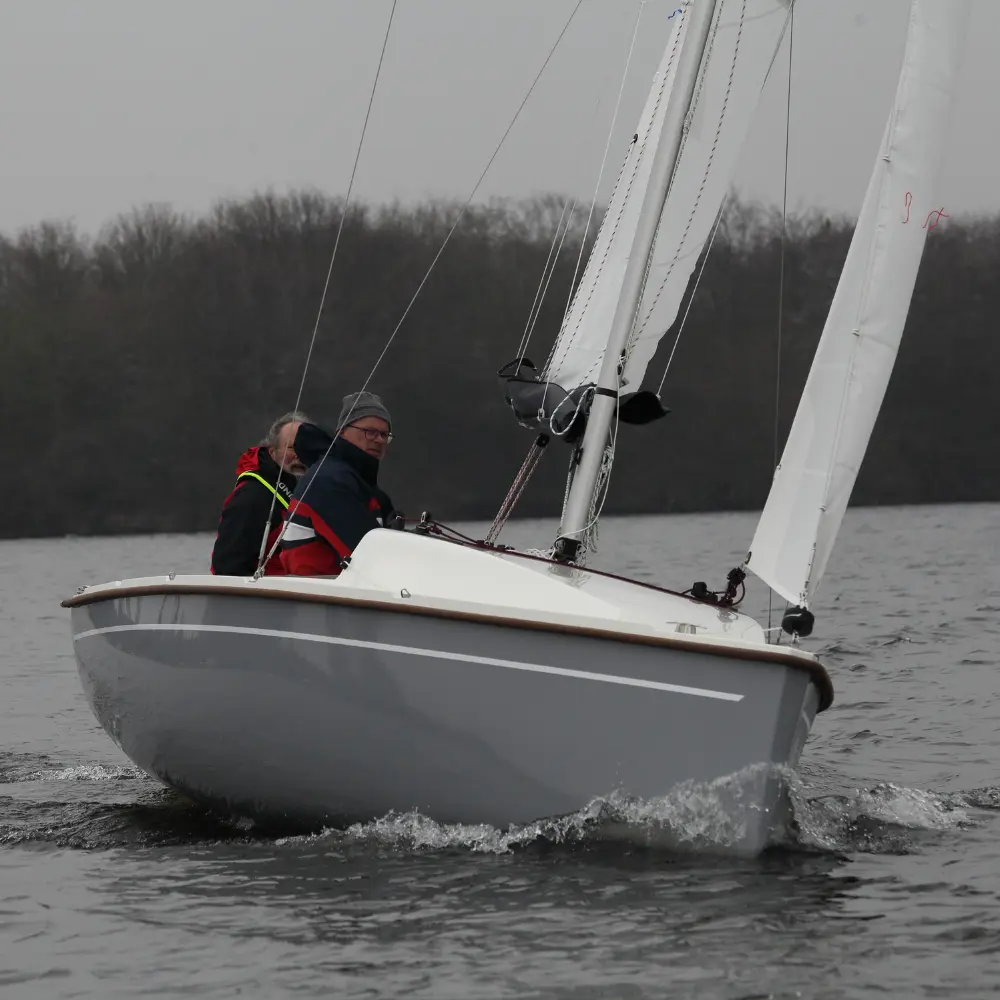 Neptun 220 DC Segelboot unter Segeln auf dem See mit zwei Personen an Bord