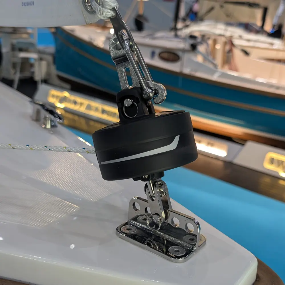 Vorsegelhalsbeschlag mit Rollanlage an der Neptun 220 DC Segelboot