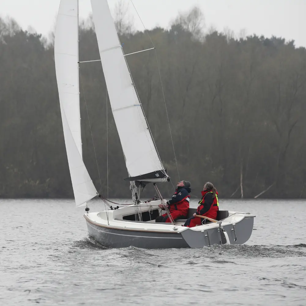 Segelboot Neptun 220 DC mit zwei Personen beim Segeln auf Binnengewässer