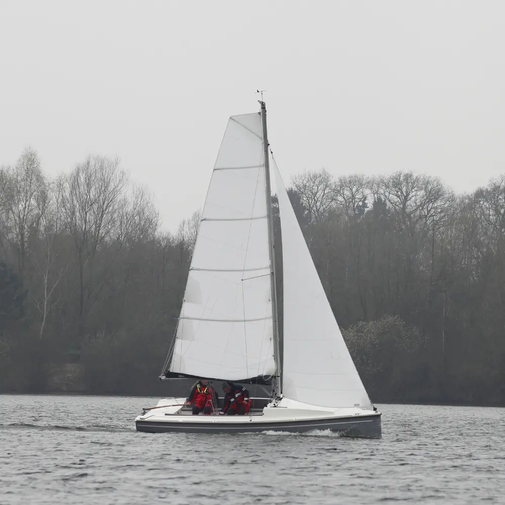 Segelboot Neptun 220 DC unter Segel in Fahrt auf Binnengewässer