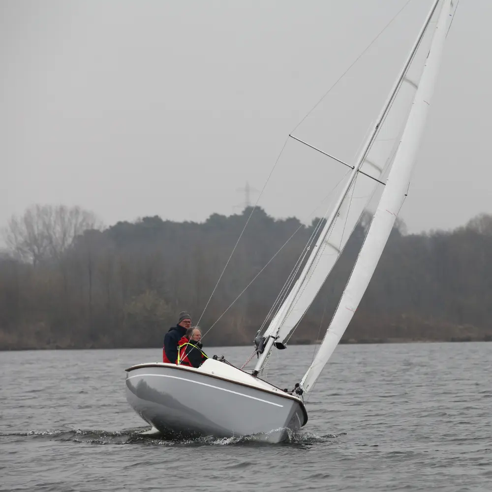Segelboot Neptun 220 DC mit Krängung unter Segel auf Binnengewässer