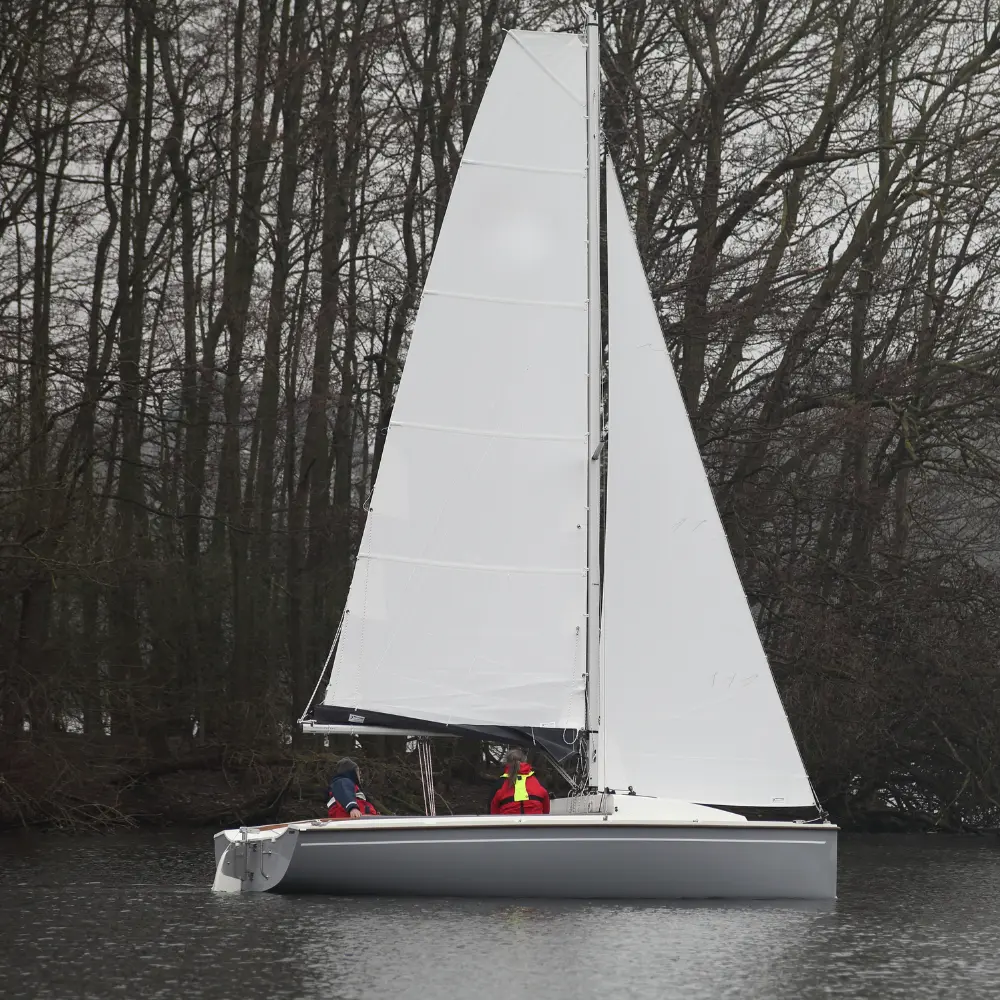 Die Neptun 220 DC ist ein offenes Segelboot für Tagesfahrten und sportliches Segeln. Das Bild zeigt das Boot unter Segel mit übersichtlichem Cockpit und ausgewogenem Fahrverhalten auf ruhigem Binnengewässer.