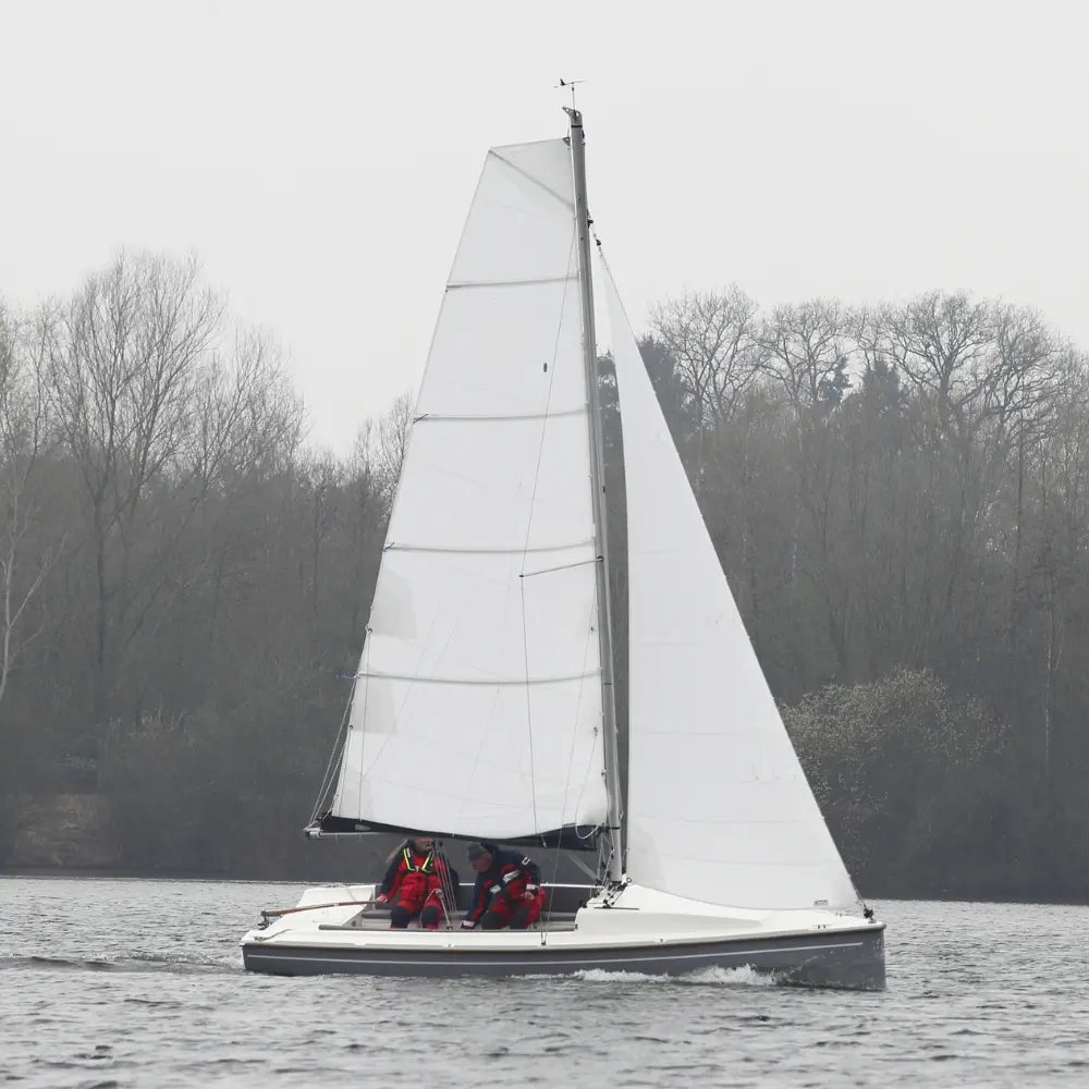 Segelboot Neptun 220 DC in Seitenansicht unter Segel auf Binnengewässer