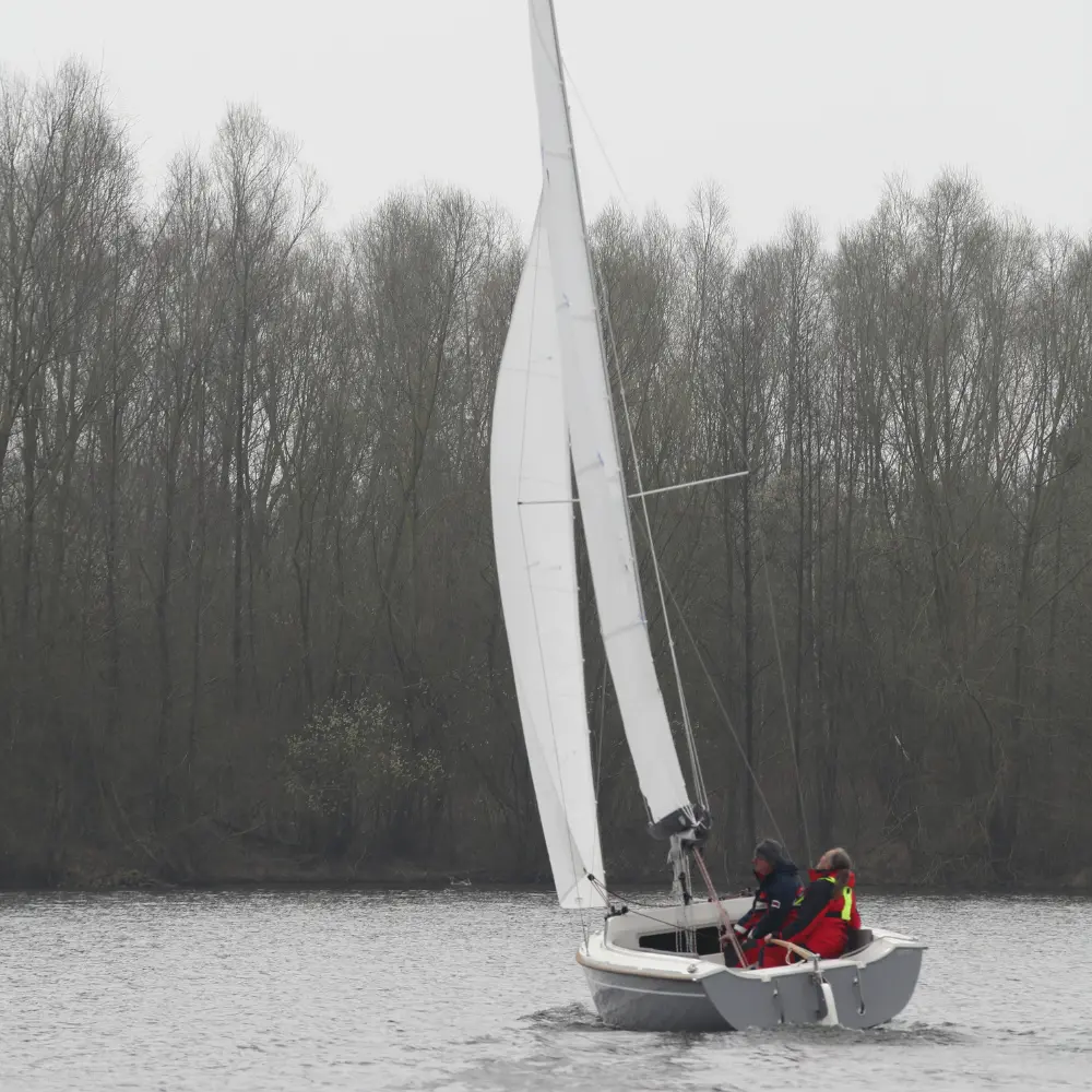 Segelboot Neptun 220 DC unter Segel auf Binnengewässer mit zwei Personen im Cockpit