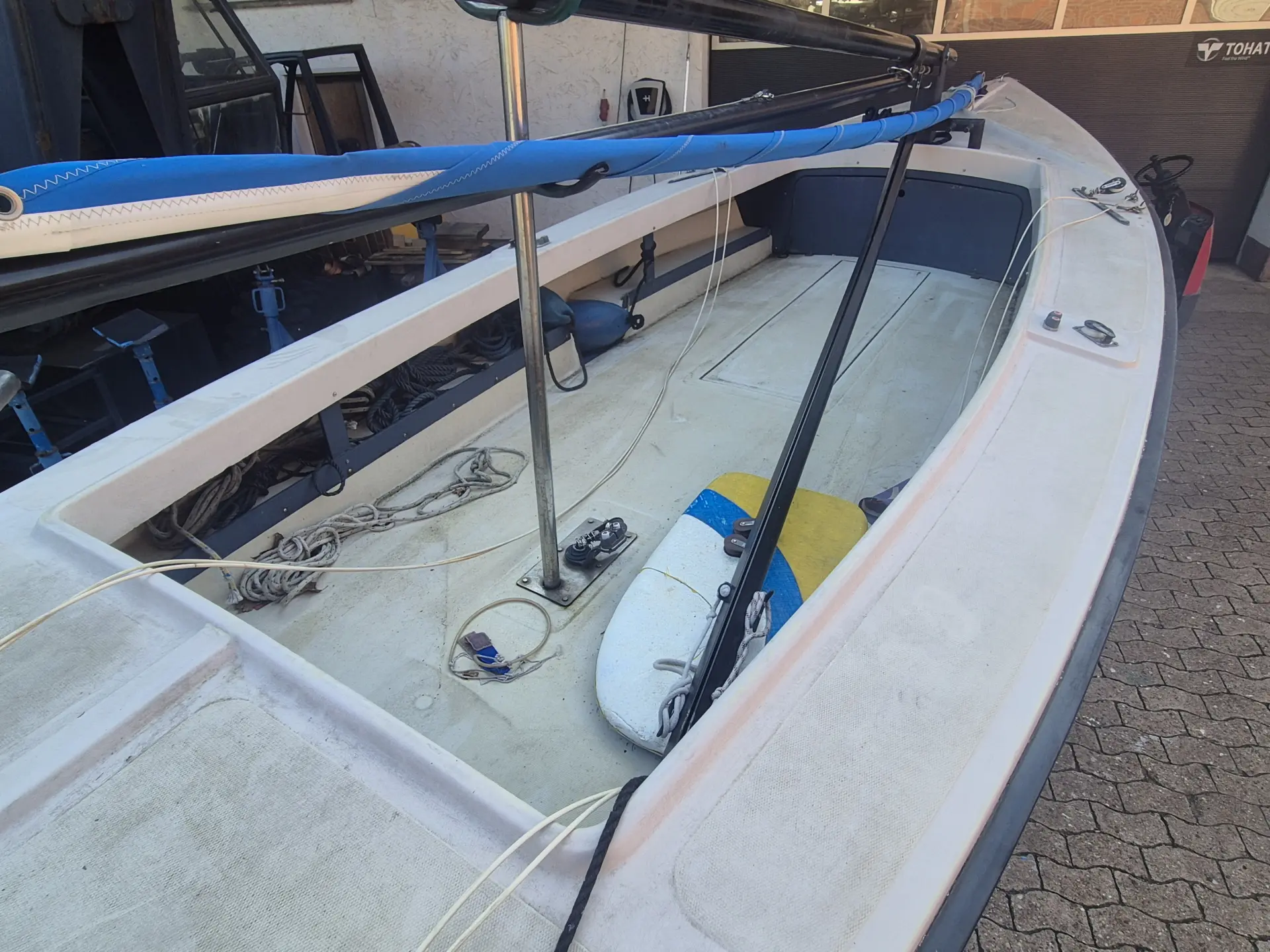 Polyvalk Kieljolle, Baujahr 1996 – Blick ins Cockpit, Gebrauchtboot bei Neptun Yachten