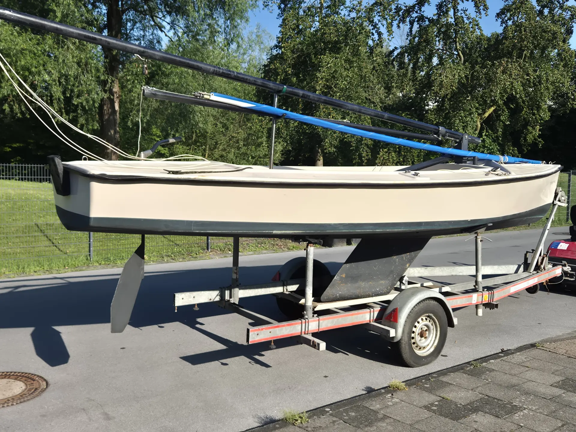 Polyvalk Kieljolle, Seitenansicht mit Ruderblatt – Gebrauchtboot bei Neptun Yachten