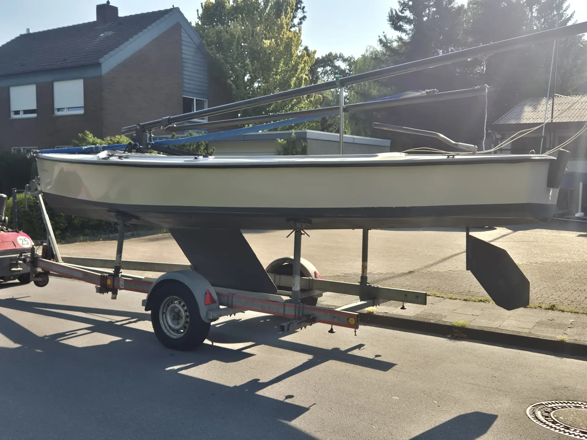 Polyvalk Kieljolle mit hochgeklapptem Ruderblatt – Gebrauchtboot bei Neptun Yachten