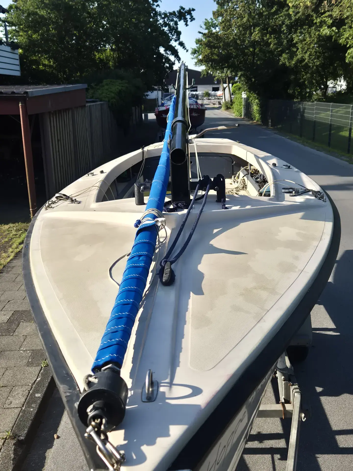 Polyvalk Kieljolle auf Trailer, Heckansicht – Gebrauchtboot bei Neptun Yachten