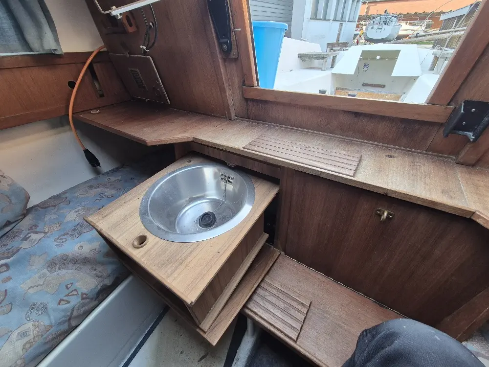 Neptun 20 Segelboot mit ausziehbarer Spüle im Innenraum