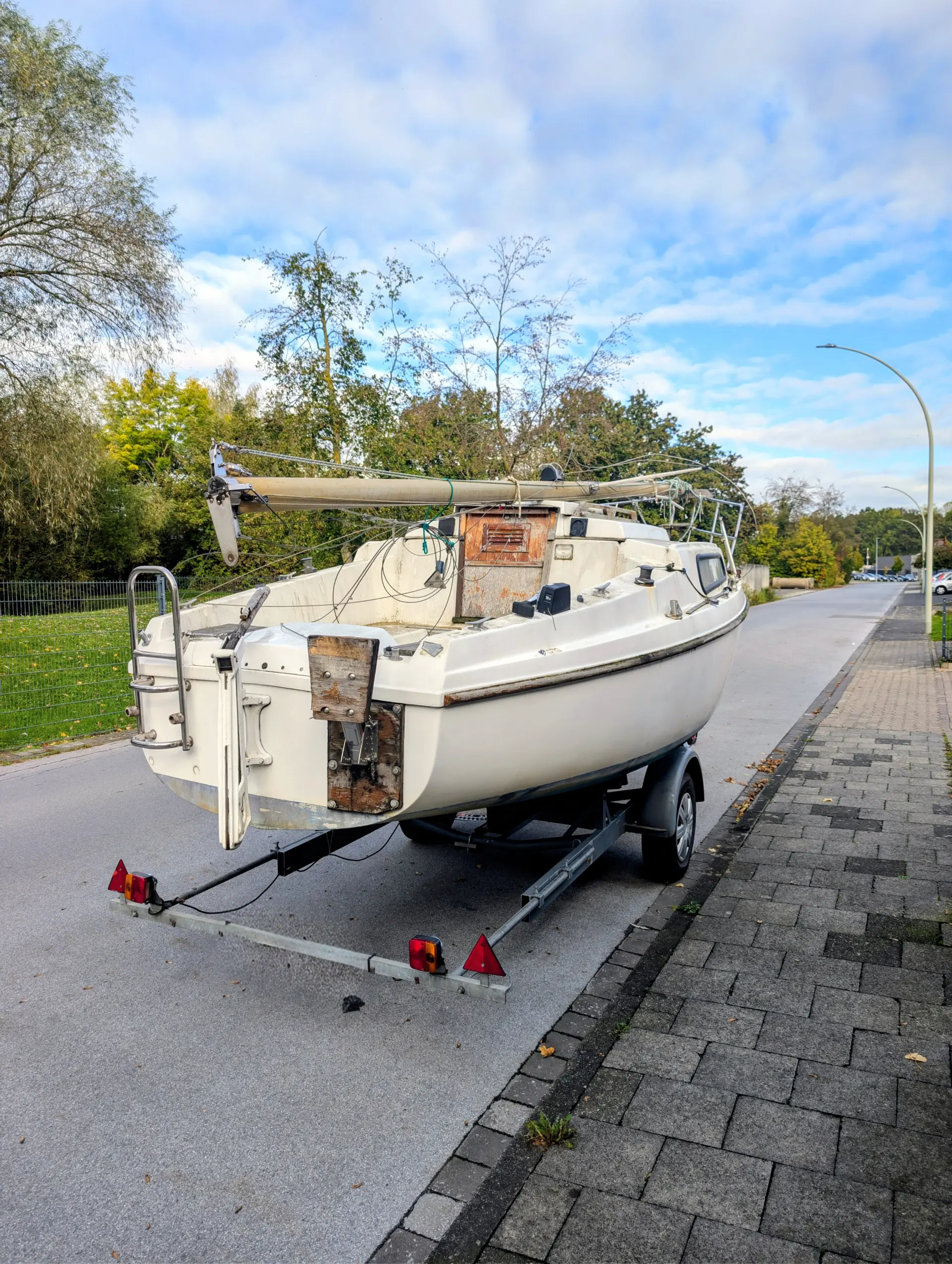 Neptun 20 Segelboot auf Trailer, Blick von schräg hinten auf Plicht und gelegten Mast