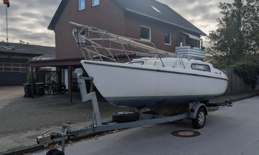 Neptun 20 Kielschwerter auf Trailer mit Bugwinde, Stützrad und Reserverad, Ansicht von vorn