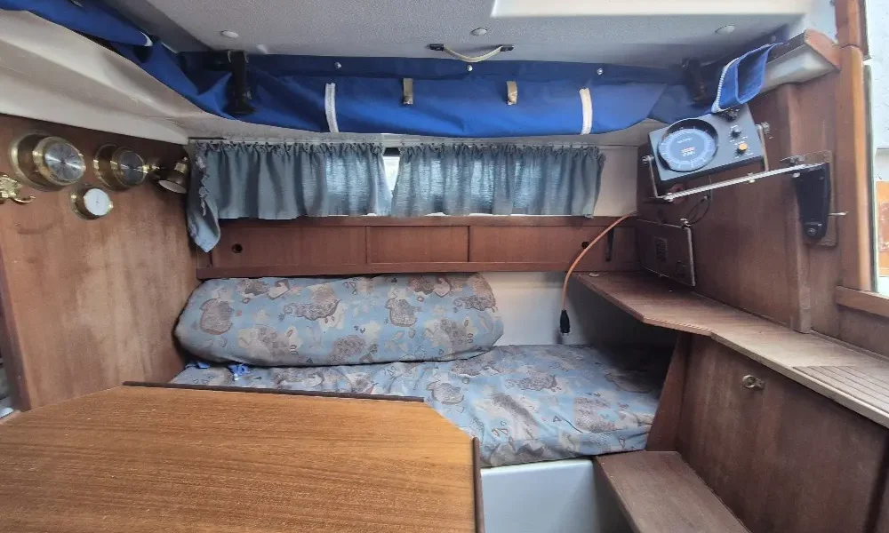 Innenraum der Neptun 20 mit Langkoje, Polstern und Tisch