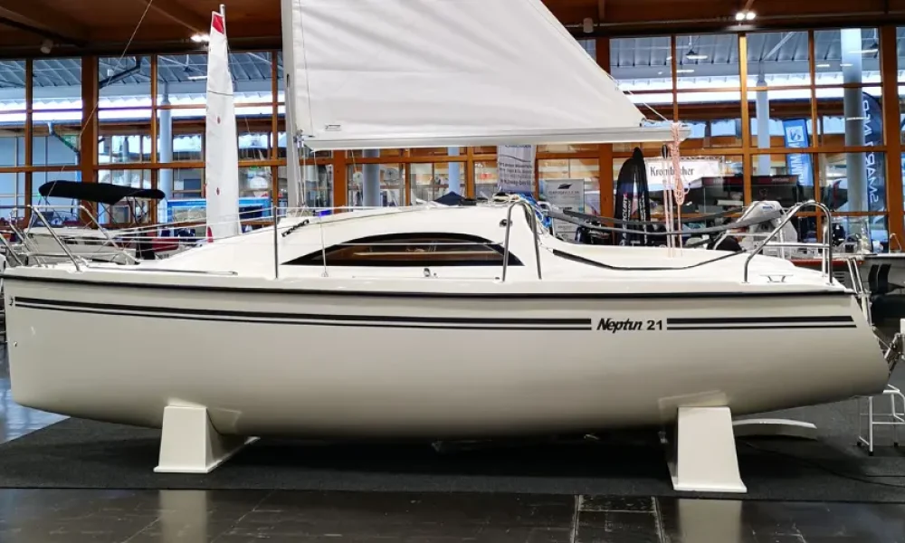 Neuboot Neptun 21 Segelboot. Daysailer mit Mastlegevorrichtung und neuen Trailer. Das Bild zeigt das neue Segelboot auf der Messe Magdeboot.