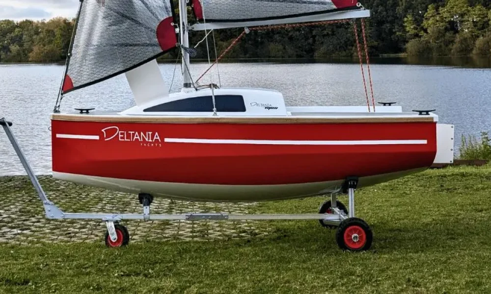 Neptun_Lagerboote_Segelboot_Deltania-Mini_rot
