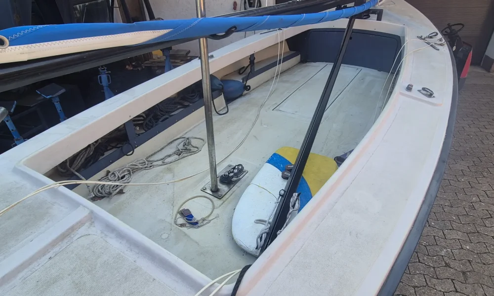 Polyvalk Kieljolle, Baujahr 1996 – Blick ins Cockpit, Gebrauchtboot bei Neptun Yachten