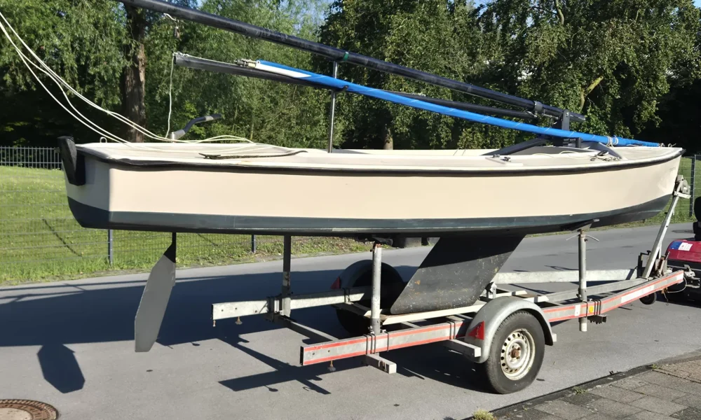 Polyvalk Kieljolle, Seitenansicht mit Ruderblatt – Gebrauchtboot bei Neptun Yachten