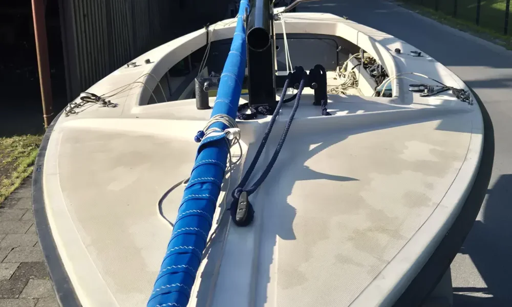 Polyvalk Kieljolle auf Trailer, Heckansicht – Gebrauchtboot bei Neptun Yachten
